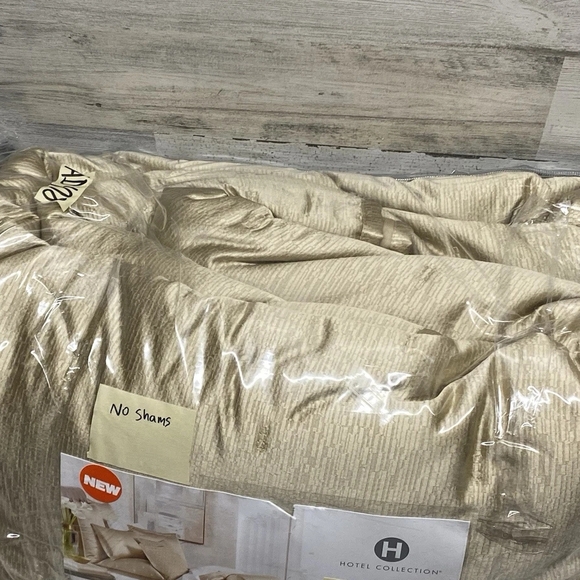 Hotel Collection Gold Comforter Luxurious Quilted Bedding - Picture 3 of 4